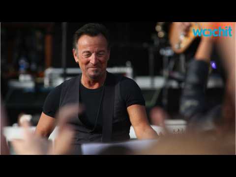 VIDEO : Bruce Springsteen Is In Love