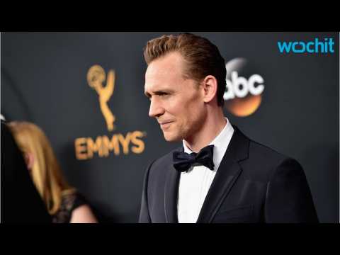 VIDEO : Tom Hiddleston Is Dapper AF at Emmys