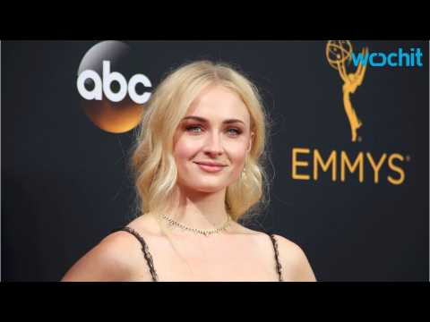 VIDEO : Sophie Turner Reveals Her Hollywood Crush And New Tattoo On Emmy's Red Carpet
