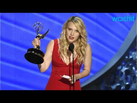VIDEO : Kate McKinnon/Louie Anderson Win Supporting Actor Emmys