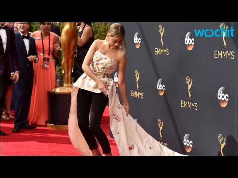 VIDEO : Sarah Hyland Combines A Throw Back With Elegance