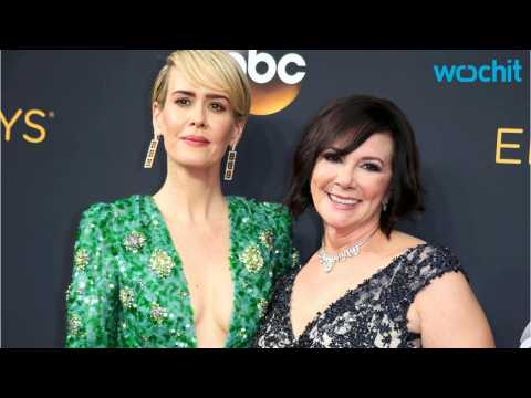 VIDEO : Sarah Paulson Joined By The Real Marcia Clark At Emmys