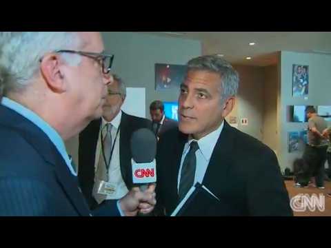 VIDEO : George Clooney apprend le divorce de Brad Pitt par un journaliste