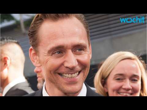 VIDEO : Tom Hiddleston Goes To The Emmys Without Taylor Swift