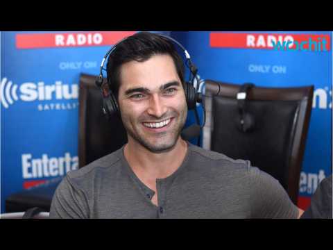VIDEO : Tyler Hoechlin Has Trouble Getting Into Supersuit