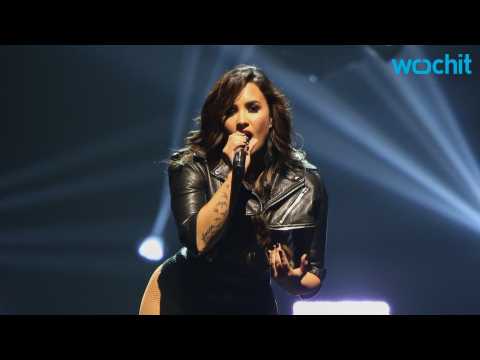 VIDEO : Demi Lovato Goes The Extra Miles To Surprise Her Fans, Literally!
