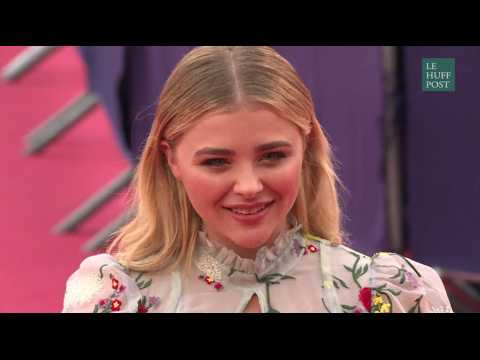 VIDEO : Chlo Grace Moretz joue avec sa robe sur le tapis rouge de Deauville