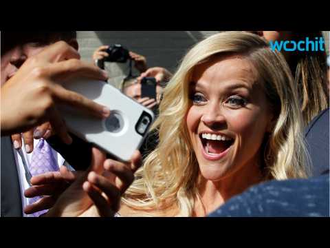 VIDEO : Reese Witherspoon Looks Amaizing on the Sing Premiere Red Carpet at the Toronto Film Festiva