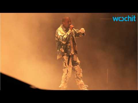 VIDEO : How Did Kanye West Deal With A Fan Climbing On Stage?