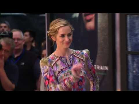 VIDEO : Emily Blunt sparkles at 