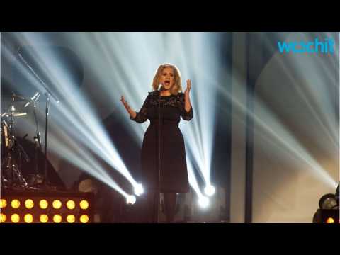 VIDEO : Adele Heartbroken Over Brangelina Breakup, Dedicates Concert