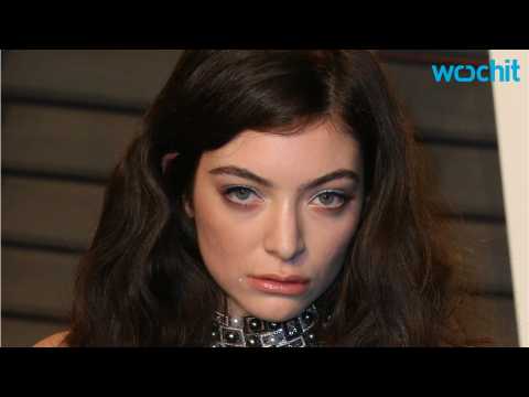 VIDEO : Lorde Fires Back At Fan On Social Media