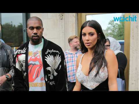 VIDEO : Kanye West Just Gave the Paps a Bunch of Yeezys