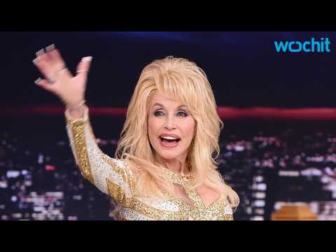 VIDEO : Dolly Parton Thinks Clinton and Trump Are Both Crazy