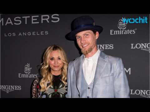 VIDEO : Kaley Cuoco Hits Red Carpet With New Man