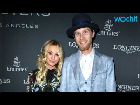 VIDEO : Kaley Cuoco and Karl Cook Strut Down The Red Carpet Debut