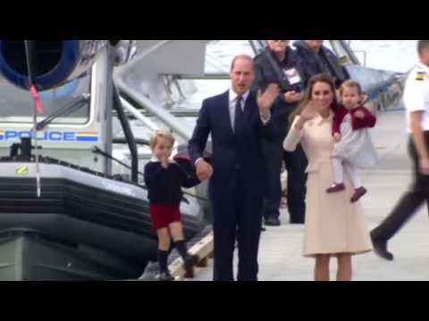 VIDEO : Princess Charlotte and Prince George give Canada 'royal wave'