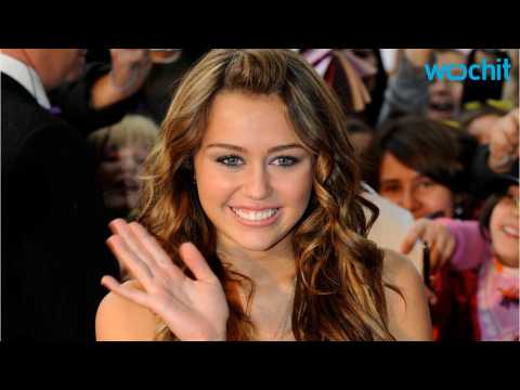 VIDEO : Miley Cyrus Shares Emotional Duet With Her Dad