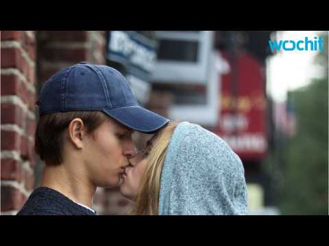 VIDEO : Ansel Elgort And Suki Waterhouse Kiss On The Set Of Their New Movie ?Jonathan?