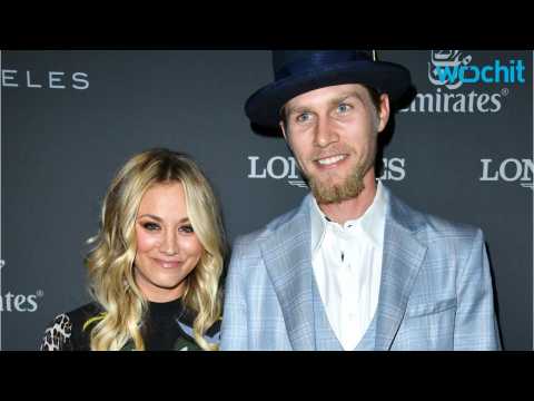 VIDEO : Kaley Cuoco Makes Red Carpet Debut With Boyfriend Karl Cook