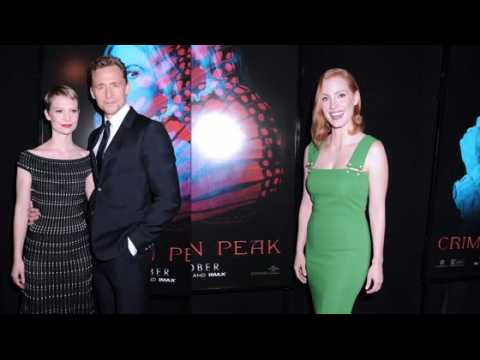 VIDEO : Mia Wasikowska et Jessica Chastain  la premire de Crimson Peak
