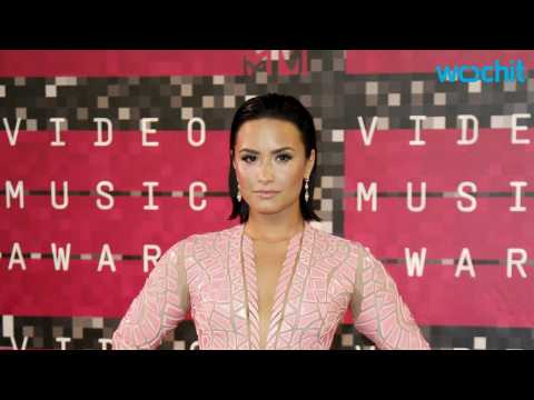 VIDEO : Demi Lovato Suffers Makeup Error