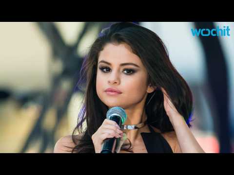 VIDEO : By Her Own Admission, Selena Gomez's Hair Is 'Very Fake'