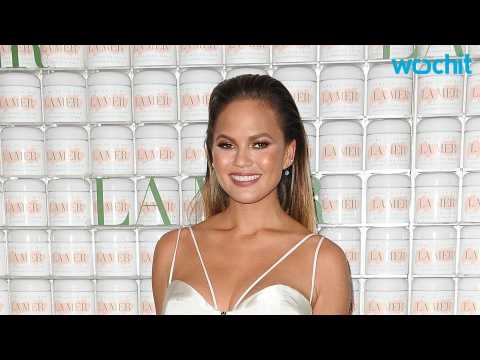 VIDEO : Chrissy Teigen?s Baby Bump Makes Debut on the Red Carpet