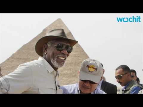 VIDEO : Morgan Freeman Visits Cairo Pyramids