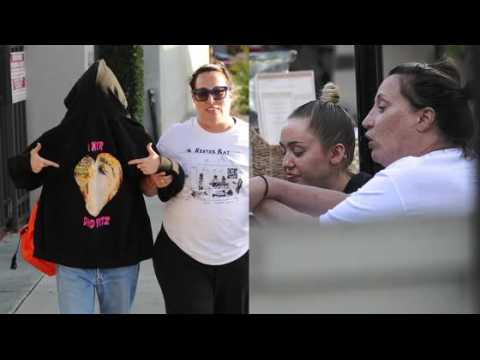 VIDEO : Miley Cyrus Wears Hoodie on Her Bare Face While Out to Lunch