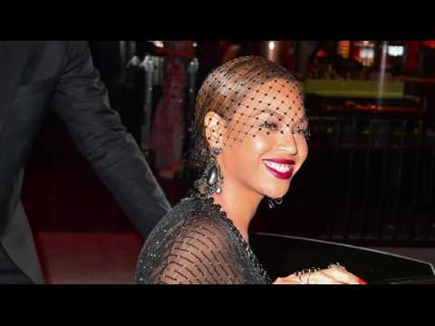 VIDEO : Un nouveau livre offre un coup d'?il sur la vie prive de Beyonc