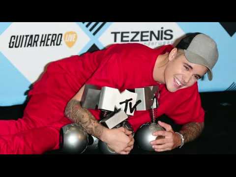 VIDEO : Justin Bieber Wins 5 MTV European Music Awards