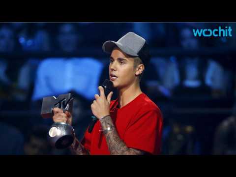VIDEO : Justin Bieber Wins Big at the MTV European Music Awards