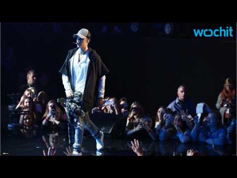 VIDEO : Justin Bieber Storms And Wipes Off Stage