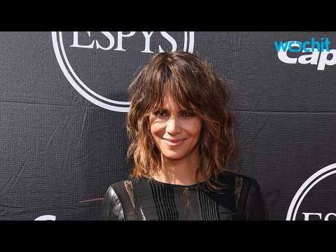 VIDEO : Halle Berry Looks Happy on Halloween Despite Recent Divorce