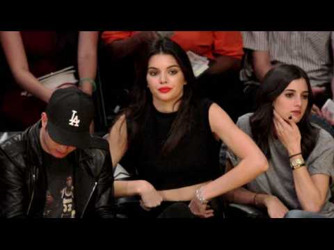 VIDEO : Kendall Jenner Bored of Basketball