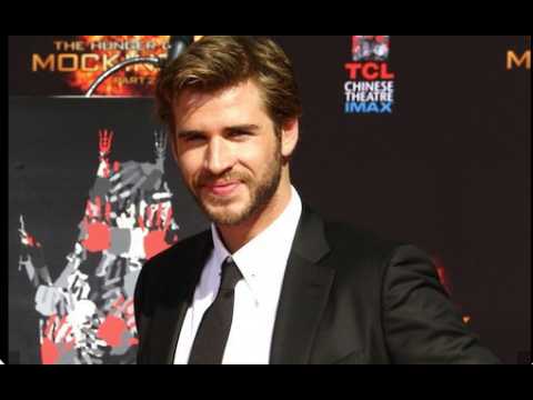 VIDEO : Exclu Vido : Liam Hemsworth le beau gosse de Hunger Games dclare son amour  Jennifer et J
