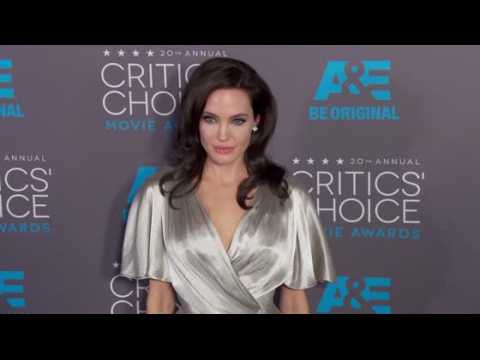 VIDEO : Angelina Jolie's Ovary Surgeon Also Operated On Her Late Mother