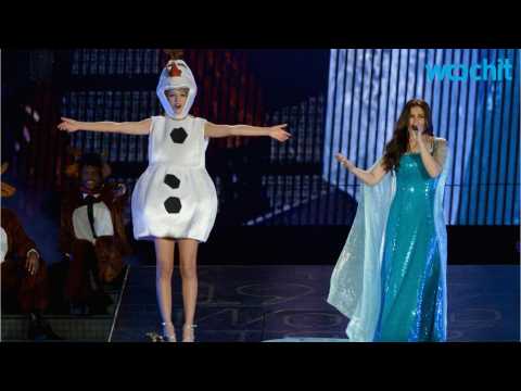 VIDEO : Taylor Swift, Idina Menzel Sing 'Let It Go'