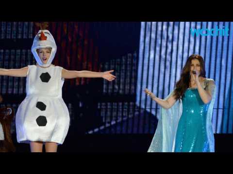 VIDEO : Taylor Swift & Idina Menzel Sing 