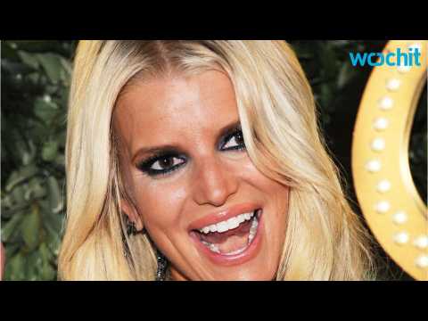 VIDEO : Jessica Simpson Adds Supermodel to Her Repertoire For Halloween