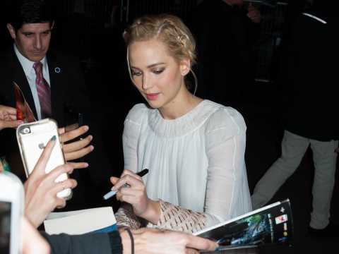 VIDEO : Exclu Vido : Jennifer Lawrence : elle  signe des autographes plus vite que son ombre !