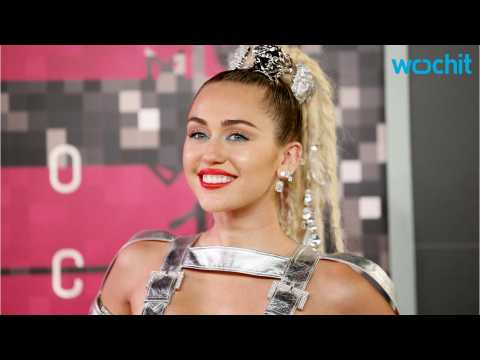 VIDEO : Miley Cyrus Is Naked for V Magazine's