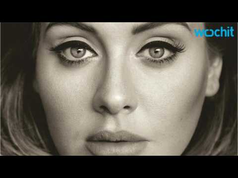 VIDEO : Adele Cries to Her Own Songs?