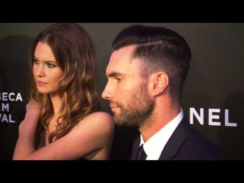 VIDEO : Adam Levine makes up for missing Behati Prinsloo at the Victoria's Secret Show