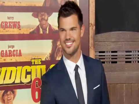 VIDEO : Exclu Vido : Taylor Lautner reste classe malgr un rle bien grotesque dans ?The Ridiculous
