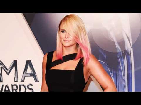VIDEO : Miranda Lambert Asks Fans to Not 'Pick Sides' After Blake Shelton Divorce