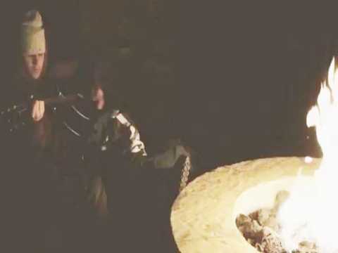 VIDEO : Vido : Justin Bieber : En mode ?tranquille? avec sa guitare au coin du feu !