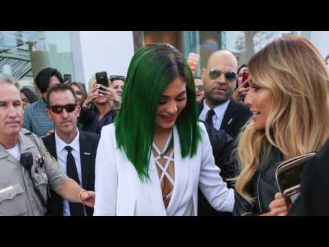 VIDEO : See Kylie Jenner's New Hair Color!