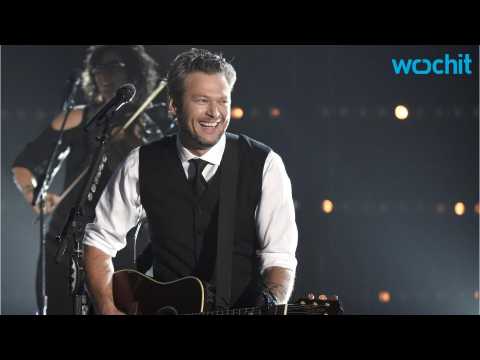 VIDEO : Blake Shelton Honored With CMT's 2015 Artists of the Year Award